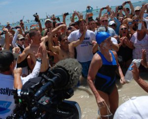 64-річна жінка пропливла 177 км без захисту від акул