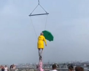 &quot;Слуга&quot; Верещук летала с зонтиком над столичным мостом