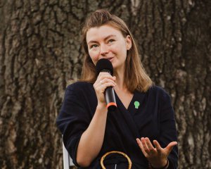 Покоління 20-літніх навчилося поважати приватність одне одного навіть у тисячному натовпі - мистецтвознавиця