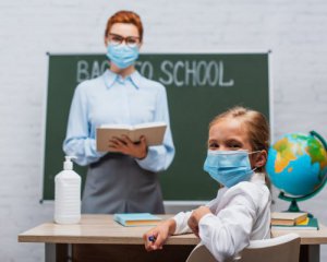 У Міносвіти розповіли, де візьмуть гроші на  маски та засоби дезінфекції для шкіл
