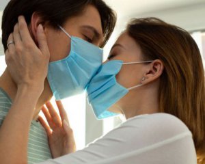 Секс у масці і без поцілунків – лікарка закликала відмовитися від пестощів на час пандемії