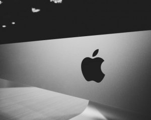 Apple рекордно обвалилась в цене