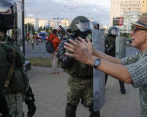 Протесты в Беларуси: силовики пустили в ход слезоточивый газ