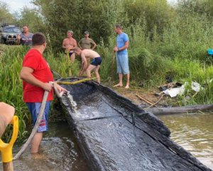 Волонтеры вытащили из реки древнюю лодку-долбленку