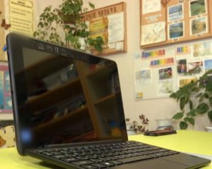 Учительница украла 8 школьных ноутбуков