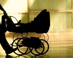 Пьяная женщина спала на тротуаре: рядом в коляске плакал её ребенок