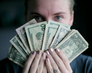 Банки могут самостоятельно закрывать счета клиентов: что нужно знать