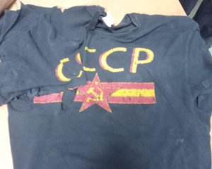 Полицейские задержали мужчину за футболку с советскими символами