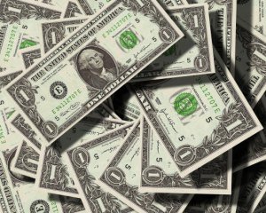 Долар ризикує втратити статус найміцнішої валюти у світі