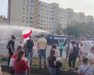 Протесты в Беларуси: против демонстрантов применили водяные пушки