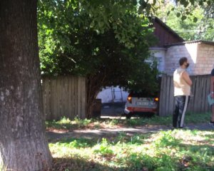 Девушка автомобилем наехала на женщину и прижала ее к дому