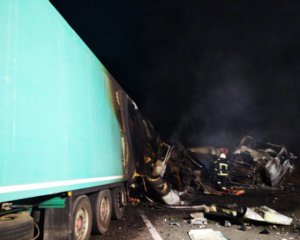 2 грузовика загорелись после столкновения: есть погибшие