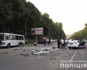 Рейсовий автобус зіткнувся з автомобілем: постраждали 8 людей