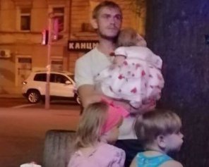 Мужчина в розыске и под арестом блуждает и попрошайничает с детьми