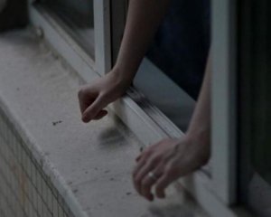 12-річна дівчина після розриву з хлопцем стрибнула з вікна
