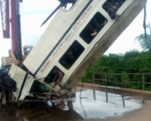 Страшное ДТП в Нигерии: автобус упал в реку, пассажиры погибли
