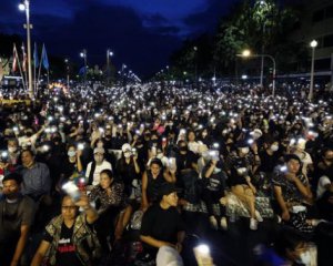 В Таиланде десятки тысяч людей требуют отставки правительства и изменения конституции
