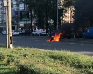 В Киеве на ходу загорелся мотоцикл