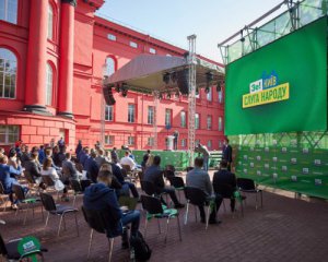 В партии Зеленского придумали оправдание за сборы в КНУ