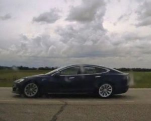 Неслась свыше 140 км/ч со спящим водителем - полиция остановила Tesla на автопилоте