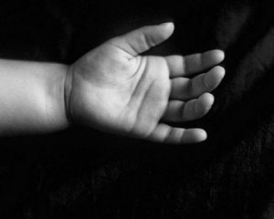 Породілля вбила немовля і сховала його в шафі