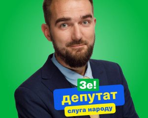 Як води в рот набрав: підозрюваний у хабарництві "слуга" не захотів говорити з журналістами у суді