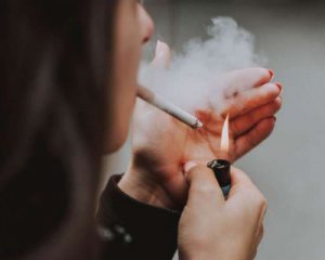 Українці починають регулярно курити сигарети в 19,8 років - дослідження