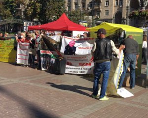 Під Київрадою відбувся черговий "фейковий" мітинг проти забудовників - активістка