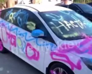 Блакитно-рожева помста: жінка познущалася над автівкою чоловіка
