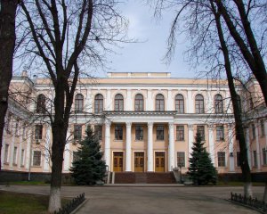 В МОН обещают напечатать более 250 тыс. учебников для русскоязычных школ