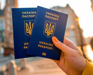 Владельцев украинских паспортов в Крыму преследуют