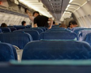 Скандал на борту літака: двох туристів під аплодисменти пасажирів зняли з рейсу