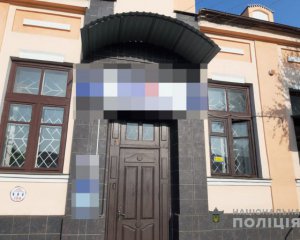 Підлітки зірвали з відділення банку Державний прапор України