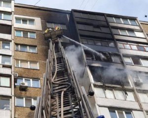 На Троєщині палає багатоповерхівка, людей евакуйовують