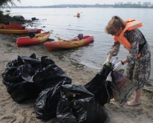 Пластик, обертки от еды и женские ботинки: с Днепра выловили 118 кг мусора