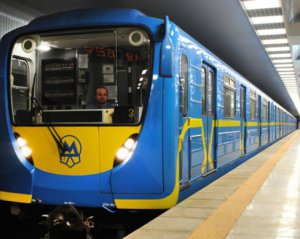 В Киеве ограничили работу зеленой ветки метро: зачепер попал под поезд