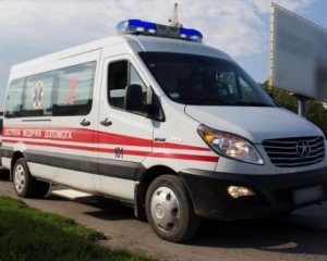 Не вгамувала навіть поліція: чоловік трощив шибки і хотів вдертися до машини "швидкої"