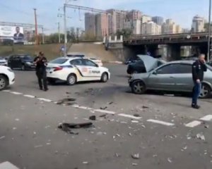 ДТП біля Байкового кладовища: автомобіль протаранив прилавки з вінками і збив пішохода