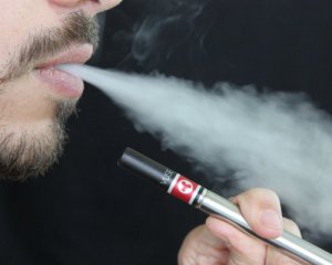 В Раде планируют запретить продажу электронных сигарет несовершеннолетним