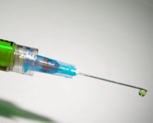 Лікар висловив невтішні припущення щодо вакцини проти коронавірусу
