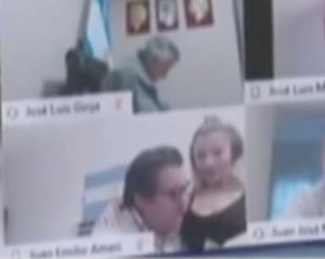 Депутат ласкал грудь любовницы во время заседания онлайн
