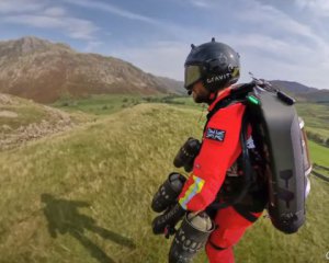 Допомога з неба: у Британії тестують реактивний ранець парамедика