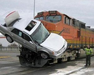 Скоростной поезд раздавил автомобиль с водителем