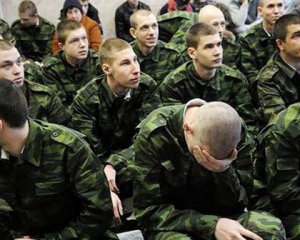У Криму окупанти незаконно призвали в армію 25 тисяч осіб