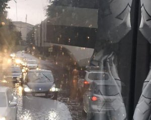 Голий чоловік розгулював містом під дощем: показали фото й відео (18+)