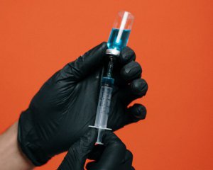 Кремлівські пропагандисти відмовилися від вакцинації російським препаратом
