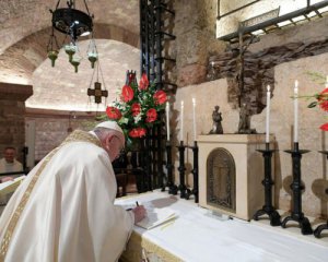 Папа Римський вперше з початку пандемії покинув Ватикан, щоб підписати енцикліку