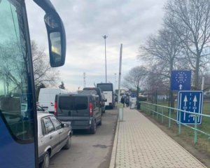 На границе с Венгрией образовалась огромная очередь из автомобилей