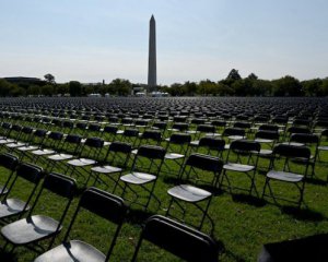 В США установили 20 тыс. стульев в память об умерших от Covid-19