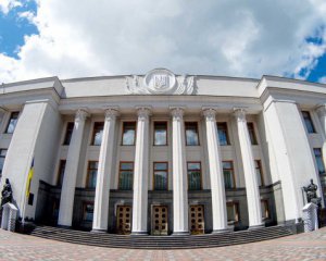 У Раді коронавірус виявили в 75 осіб, одна працівниця померла - ЗМІ